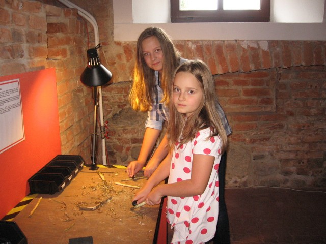 Lenka i Marta uczyły się, jak wystrugać patyki odppowiednim nożem.