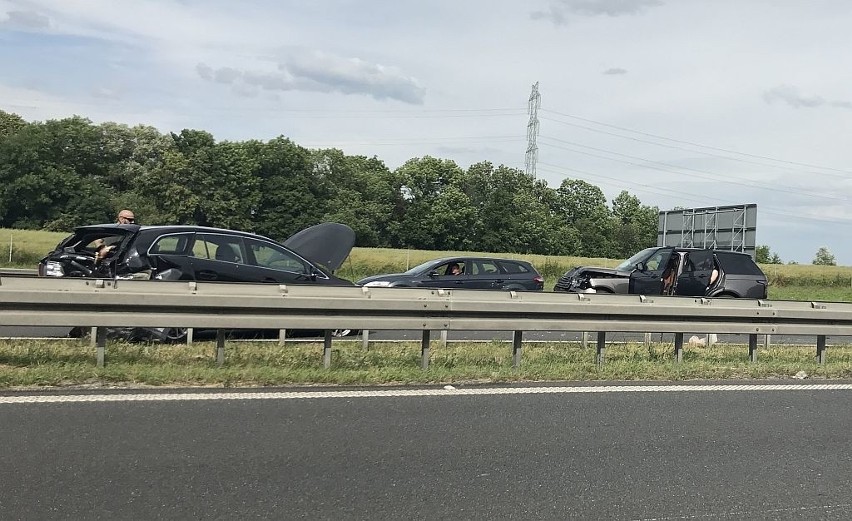 Wypadek 3 aut na A4 pod Wrocławiem. Dwa pasy autostrady zablokowane