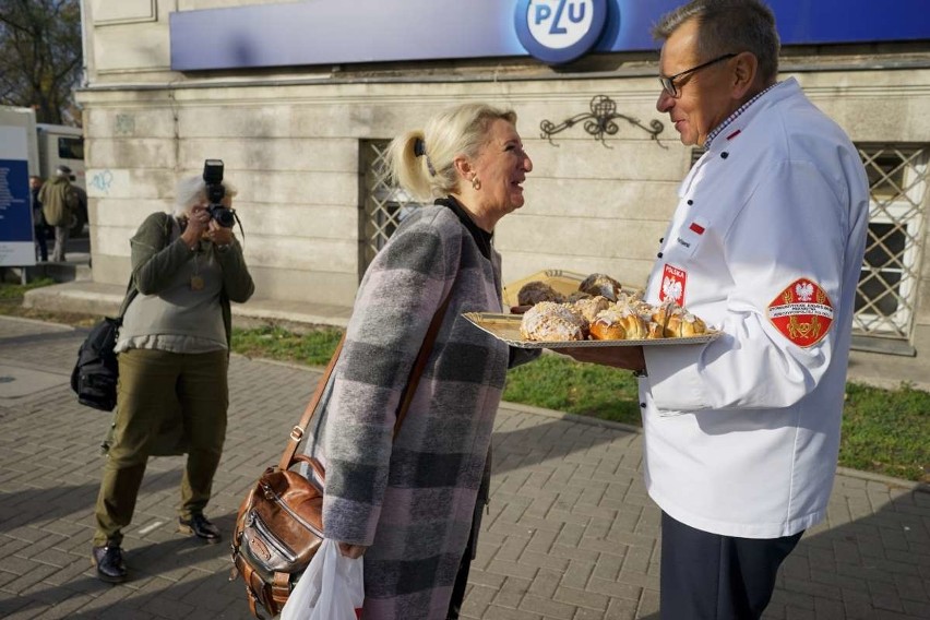 Poznańscy cukiernicy częstowali przechodniów rogalami świętomarcińskimi