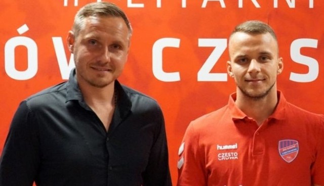 Marcin Cebula oficjalnie został zaprezentowany jako zawodnik Rakowa Częstochowa. Obok jego menedżer Paweł Golański.