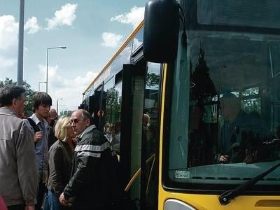 Pomiędzy Krakowem i Wieliczką kursują obecnie trzy autobusy aglomeracyjne. Czy od stycznia 2011 roku będzie ich więcej zależy od wyniku jesiennych rozmów z krakowskim ZIKiT-em. Fot. Jolanta Białek