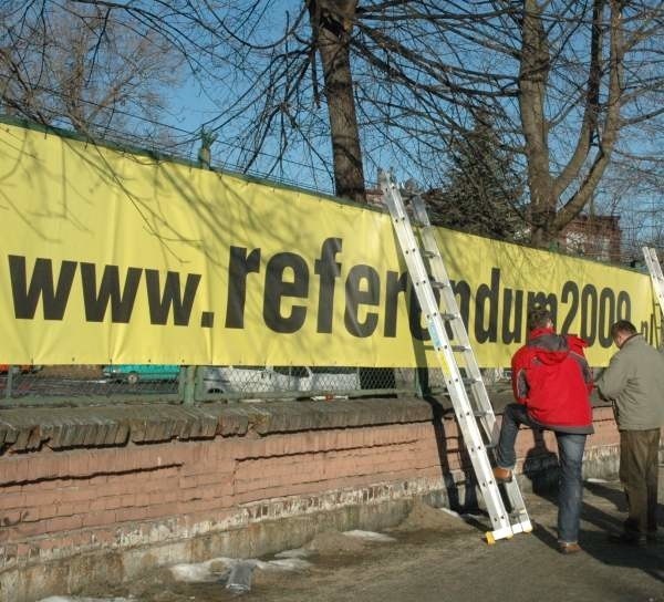 W piątek (23 stycznia) pierwszy baner zwiastujący referendum zawisł naprzeciw okien nyskiego magistratu.