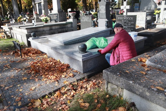 Porządki na cmentarzu komunalnym we Włocławku przed 1 listopada 2022.