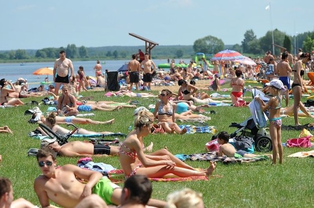 Pogoda dopisała w pierwszy weekend wakacji. Na plaży w Dojlidach pojawiły się tłumy. 