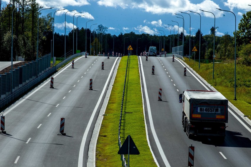 Białystok - Łapy. Wygodniej jest dojechać kierowcom do Łap. Kolejny odcinek drogi jest przejezdny (zdjęcia) 