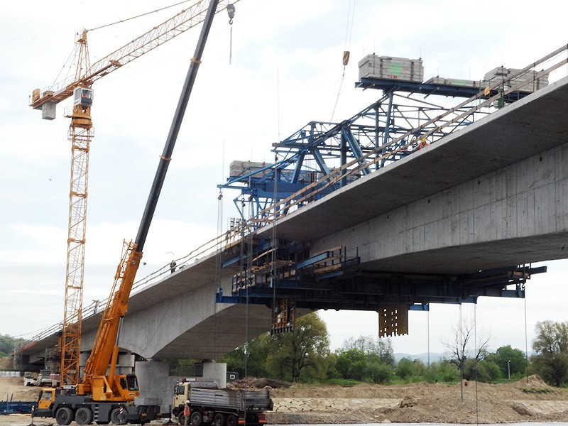 Nowy Sącz. Kończą budować most, tylko dwa metry do połączenia [ZDJĘCIA]
