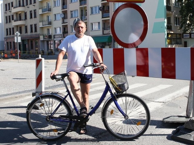 &#8211; Rowerzyści nie mogą jeździć ani po Starym Rynku, ani po ulicy Nowobramskiej &#8211; twierdzi Eugeniusz Niemiec w miejscu, gdzie został ukarany mandatem. 