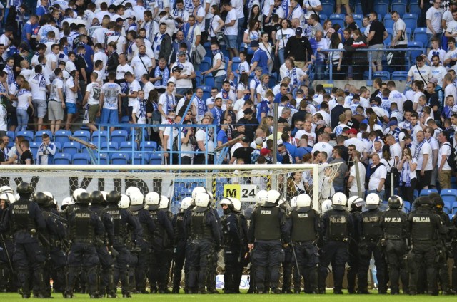 Policja musiał interweniować podczas niedzielnego meczu Lecha z Legią