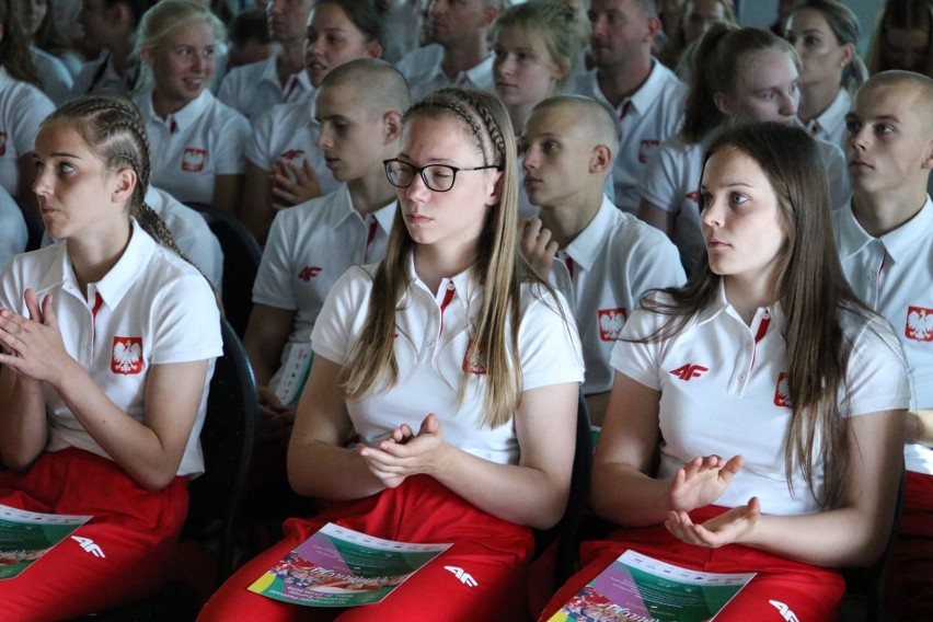 Weronika Kapinos (z prawej) będzie reprezentować Polskę na...