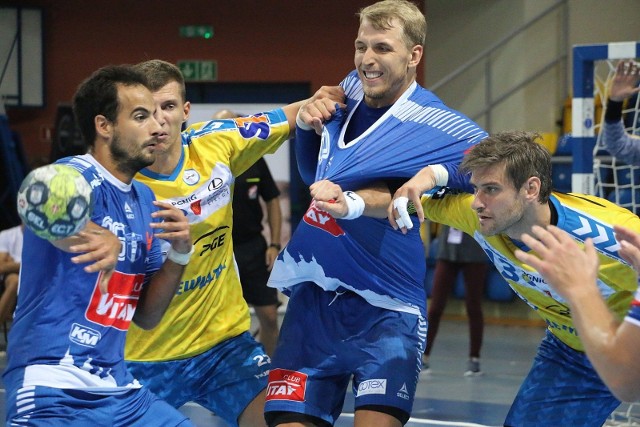 Piłkarze ręczni PGE VIVE Kielce w sobotę na turnieju Szczypiorno Cup w Kaliszu pokonali odwiecznego rywala, Orlen Wisłę Płock 36:20. Najwięcej bramek dla kielczan zdobył Luka Cindrić - 7. W niedzielę zagrają w finale turnieju, a ich rywalem będzie ukraiński Motor Zaporoże.