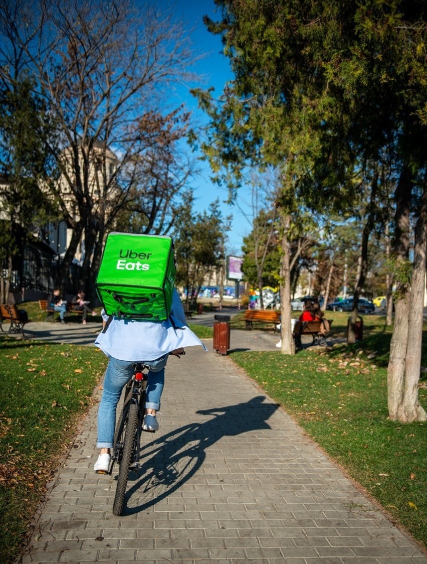 Uber Eats rozpoczął działanie w kolejnych miastach...