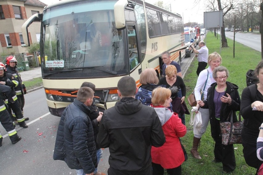 Wypadek na Kochanowskiego. Zderzenie autobusu z dwoma samochodami (ZDJĘCIA)