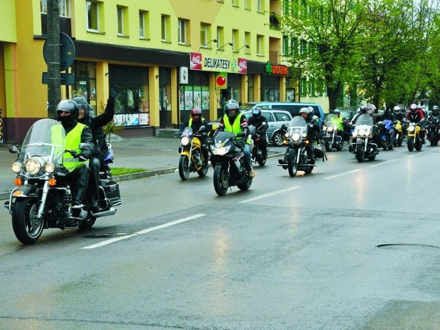 Uczestnicy rozpoczęcia sezonu motocyklowego przejechali ulicami Bielska Podlaskiego i odjechali na piknik do Bociek