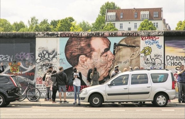 Mur Berliński stał się niezwykłą galerią sztuki. Najbardziej znanym obrazem jest „Brotherly Kiss”, którego autorem jest Rosjanin  Dimitri Vrubel, pokazujący Leonida Breżniewa i Ericha Honeckera w braterskim pocałunku.