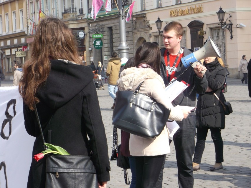 Wrocław: Manifestacja antyfeministyczna - Młodzież Wszechpolska pikietowała w Rynku (ZDJĘCIA)