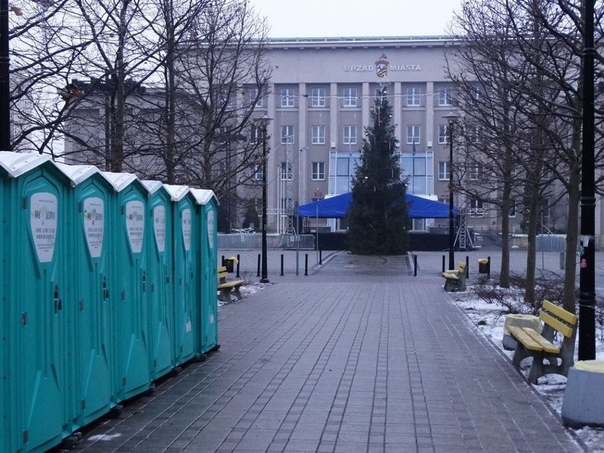 Sprzątanie po Sylwestrze przed urzędem miejskim w Sosnowcu [ZDJĘCIA]