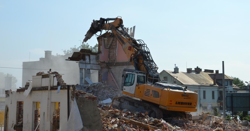 Nowy Sącz. Ciężki sprzęt przy ulicy Krakowskiej. Wyburzają kamienicę. [GALERIA]