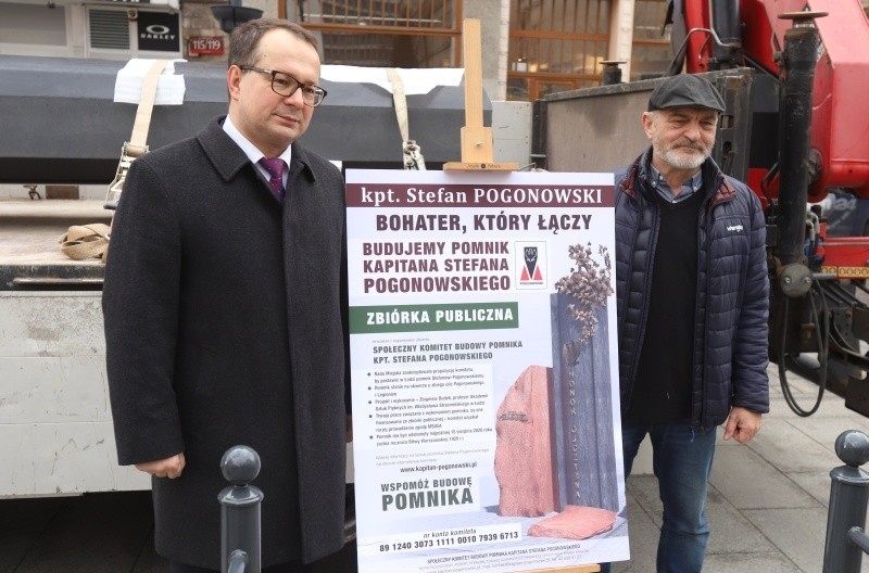 Inicjatorem budowy pomnika jest prawnik Piotr Paduszyński, a...