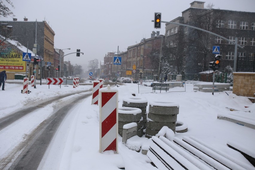 W Chorzowie trwa przebudowa ulicy 3 Maja. Zima utrudnia...
