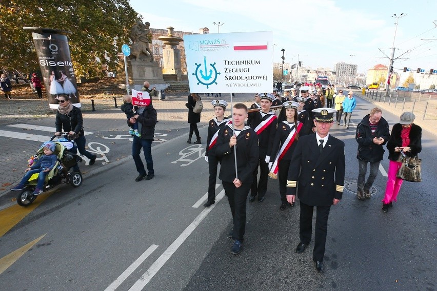 Radosna Parada Niepodległości przeszła przez Wrocław [ZDJĘCIA]