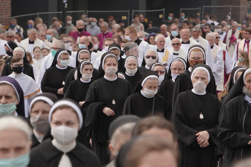 Tegoroczna centralna procesja w Poznaniu przyciągnęła setki...