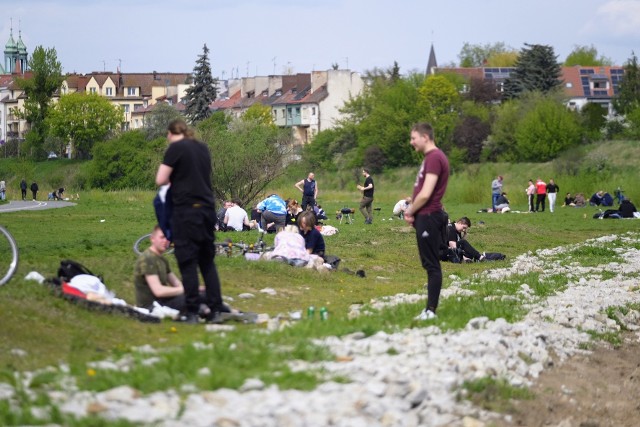 Spacery po Starym Rynku i wypoczynek nad Wartą. Sposobów na relaks w długi weekend majowy nie brakuje. Poznaniacy wykorzystują wolny czas i sprzyjającą pogodę. Zobacz zdjęcia i sprawdź, jak wypoczywają mieszkańcy stolicy Wielkopolski! Zobacz więcej zdjęć --->