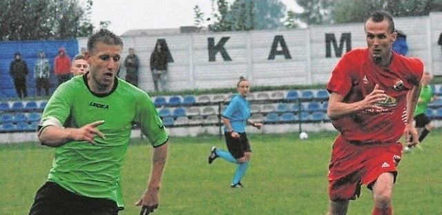 Szymon Michta (z lewej) z kolegami z Łysicy musiał zadowolić się remisem w meczu ze Zdrojem. Obok gracz gości Norbert Kula.