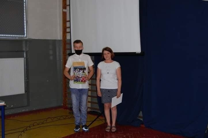 Zakończenie roku szkolnego w Szkole Podstawowej nr 2 w Stąporkowie. Zobacz zdjęcia