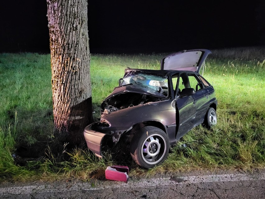 Tragiczny wypadek na trasie Lipowy Dwór – Czyprki. Opel wpadł w poślizg i uderzył w drzewo