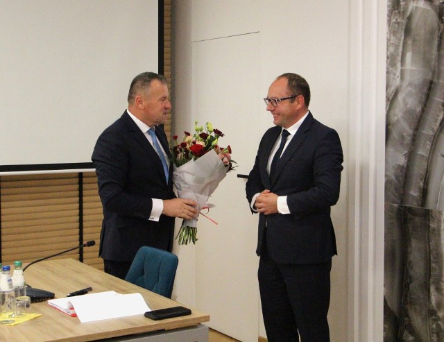 Krzysztof Wlazło, przewodniczący Rady Gminy w Przytyku ( z lewej), w imienia całej Rady Gminy, pogratulował wójtowi Dariuszowi Wołczyńskiemu za uzyskane absolutorium.