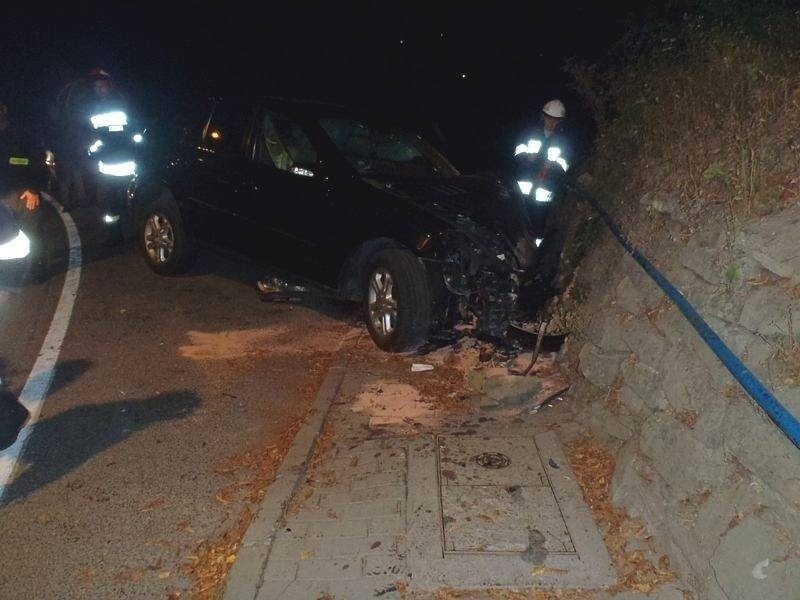 Wypadek w Piwnicznej-Zdroju. Mercedes uderzył w mur [ZDJĘCIA]
