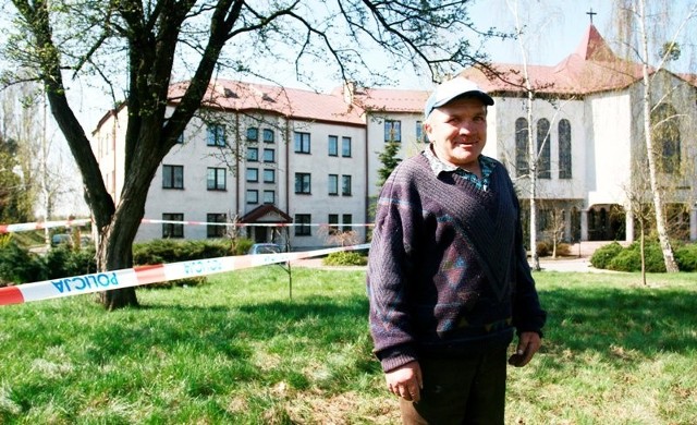 Jan Roman, pracownik radomskiego seminarium znalazł pocisk podczas prac przed budynkiem uczelni.