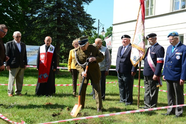 Przy Urzędzie Miejskim w Radomiu wbito pierwszą łopatę pod budowę pomnika żołnierzy Armii Krajowej. 