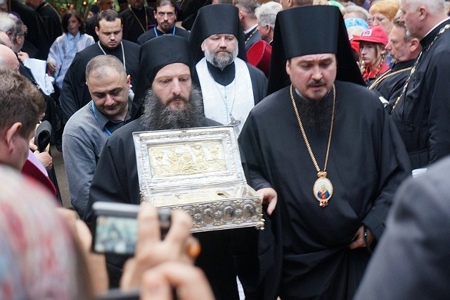 Święta Góra Grabarka. Relikwie dotarły na góręŚw. relikwie Czcigodnego Świętego Krzyża i św. Równej Apostołom Marii Magdalen dotarły na Świętą Górę Grabarkę. Relikwiom towarzyszy sześciu mnichów z Monasteru Simonopetra na Świętej Górze Atos, w którym przechowywane są te świętości, z ihumenem monasteru archimandrytą Elizeuszem na czele.