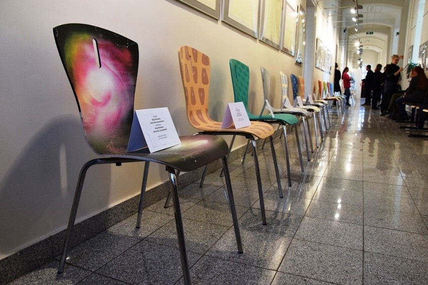 Krzesła dla Wielkiej Orkiestry Świątecznej Pomocy: uczniowie bielskiego Plastyka zrobili niezwykłe projekty ZOBACZCIE ZDJĘCIA