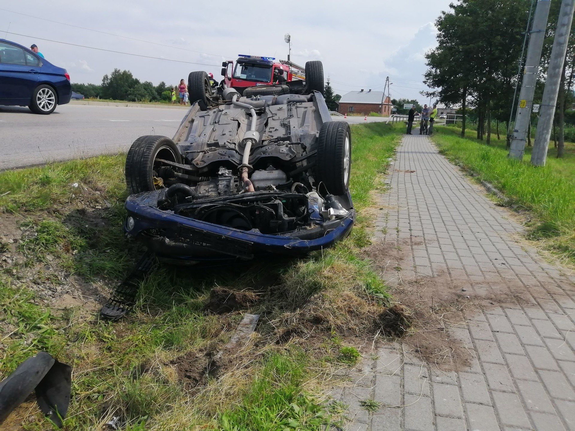 Poważny wypadek w gminie Grębów. Samochód dachował