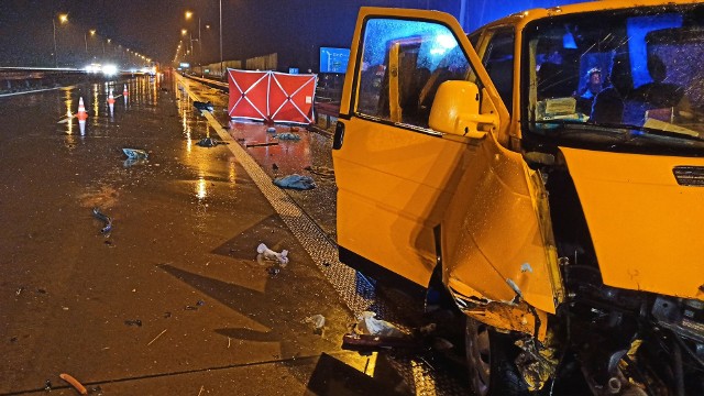 Śmiertelny wypadek na S8 w Wolborzu. Bus z obywatelami Ukrainy uderzył w barierki, a w busa wjechał tir. Nie żyje pasażerka [ZDJĘCIA]