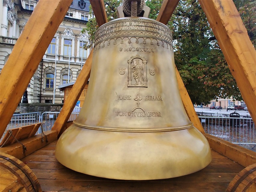 Nowy Sącz. Na rynku pojawiła się replika krakowskiego Dzwonu Zygmunta. Zagości w stolicy regionu na dwa tygodnie [ZDJĘCIA]