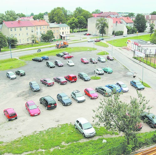 W tym miejscu jest obecnie tonący w kurzu i błocie dziki parking. wkrótce ma tutaj powstać ponad 200 miejsc postojowych z prawdziwego zdarzenia.