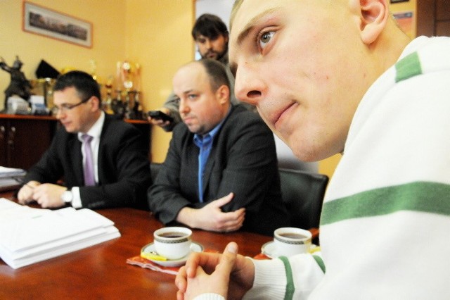 Kajetan Hozakowski (z prawej) i Tomasz Matyszczak w gabinecie prezydenta Janusza Kubickiego zapoznali się z projektem przebudowy stadionu