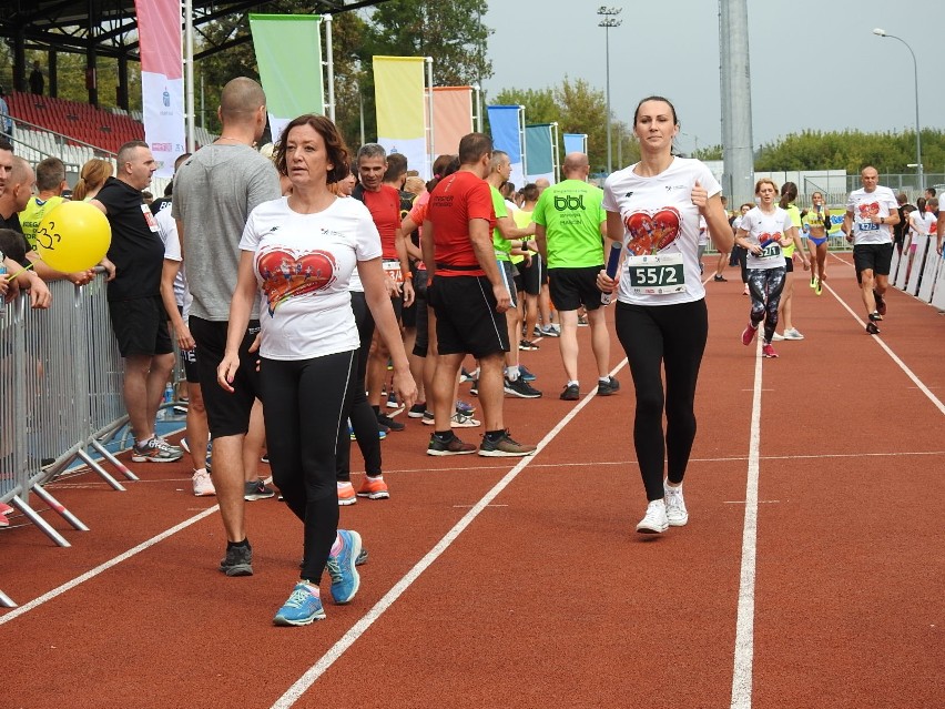 Łomża. 4. edycja PKO Bieg Charytatywny na stadionie. Pomagali z każdym krokiem i pokonywali rekordy [ZDJĘCIA, WIDEO]