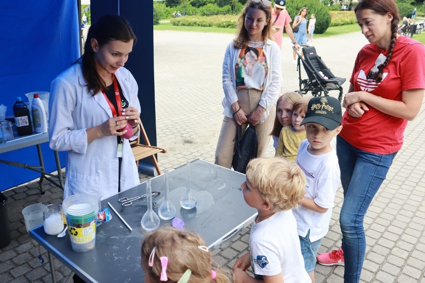 Eko piknik w Parku Źródliska. Można było pograć w ekologiczne szachy i wziąć udział w eko quizie