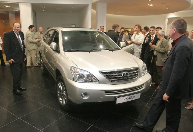 Gospodarze nowego salonu u zbiegu pl. Hołdu Pruskiego i ul. Małopolskiej w czasie otwarcia zademonstrowali najnowsze modele tej marki - lexusa GS, czy hybrydowy model RX400H.