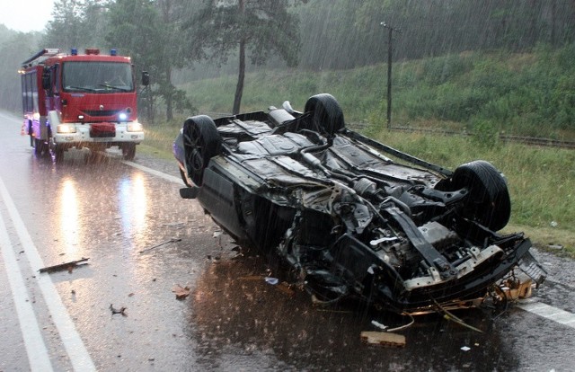 Według wstępnych ustaleń policji, kierowca tego volvo zasłabł i zjechał na przeciwny pas ruchu, gdzie zderzył się czołowo ze skodą felicią.