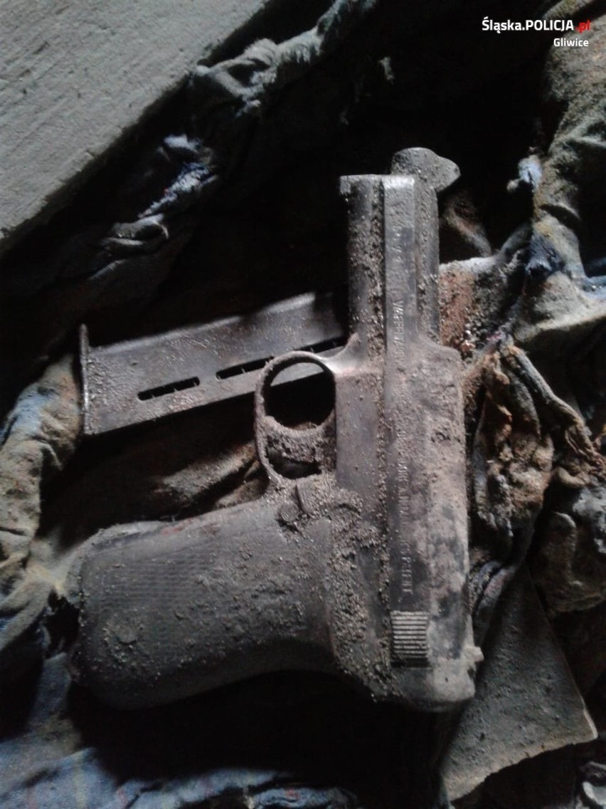 Mausera M1914 znaleziono pod podłogą poddasza przedwojennej...