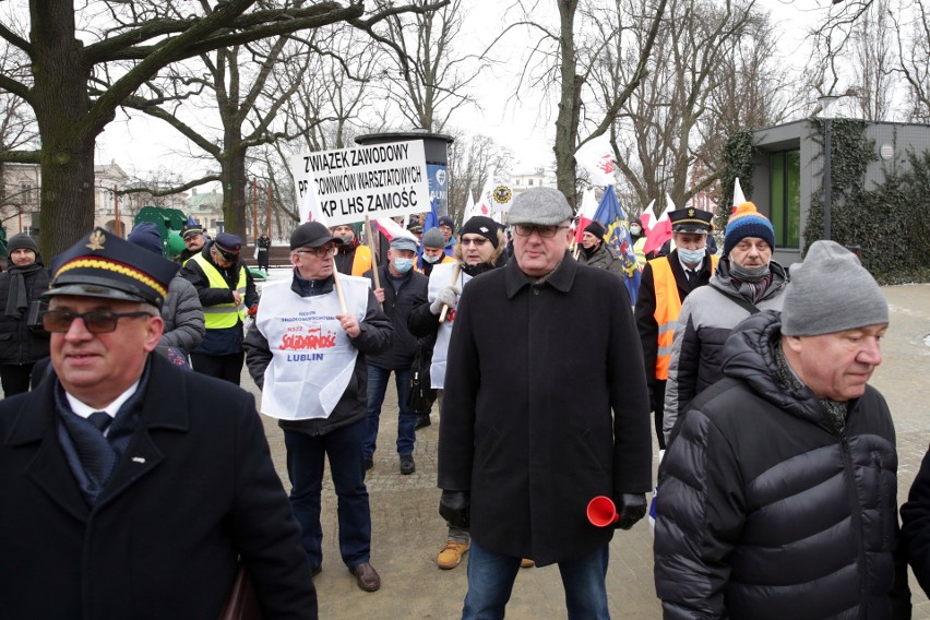 Pracownicy PKP Linia Hutnicza Szerokotorowa protestowali przed konsulatem Ukrainy. Wspierali ich związkowcy