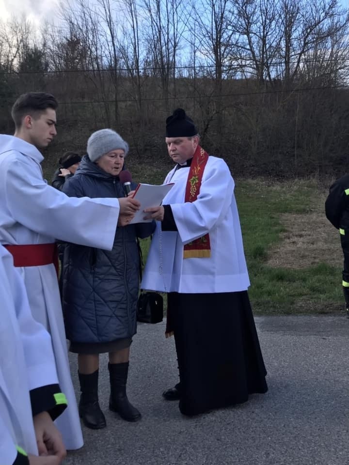 W Niedzielę Palmową Droga Krzyżowa przeszła ulicami parafii świętego Wawrzyńca w Olbierzowicach. Było bardzo dużo osób
