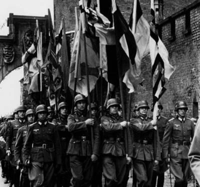 Maj 1940. Oddział Wehrmachtu wyprowadza chorągwie krzyżackie...