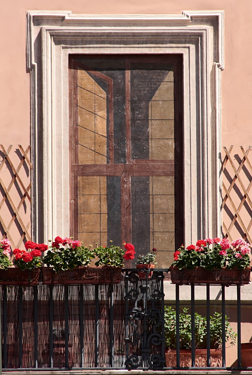 Balkon ozdobiony pelargoniami...