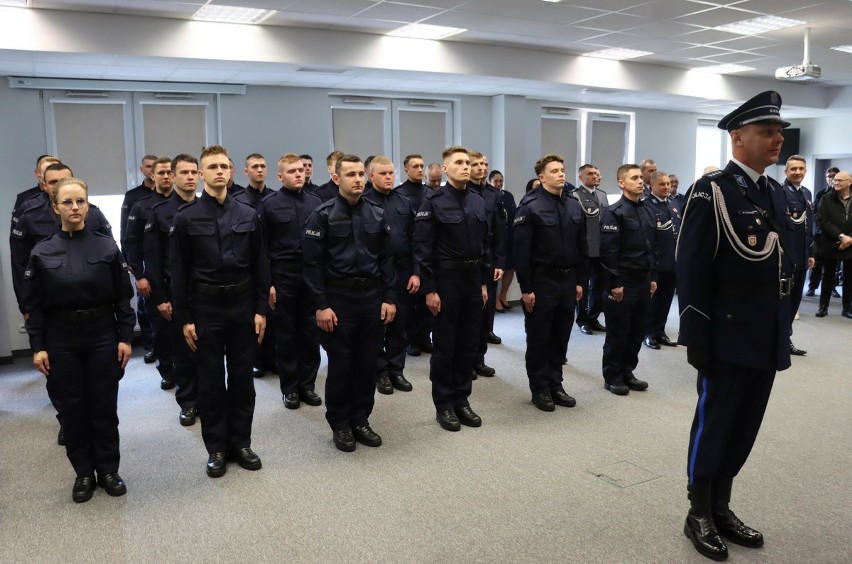 Uroczyste ślubowanie nowych policjantów Garnizonu Mazowieckiego w Radomiu. Przysięgę złożyło 39 funkcjonariuszy. Zobacz zdjęcia